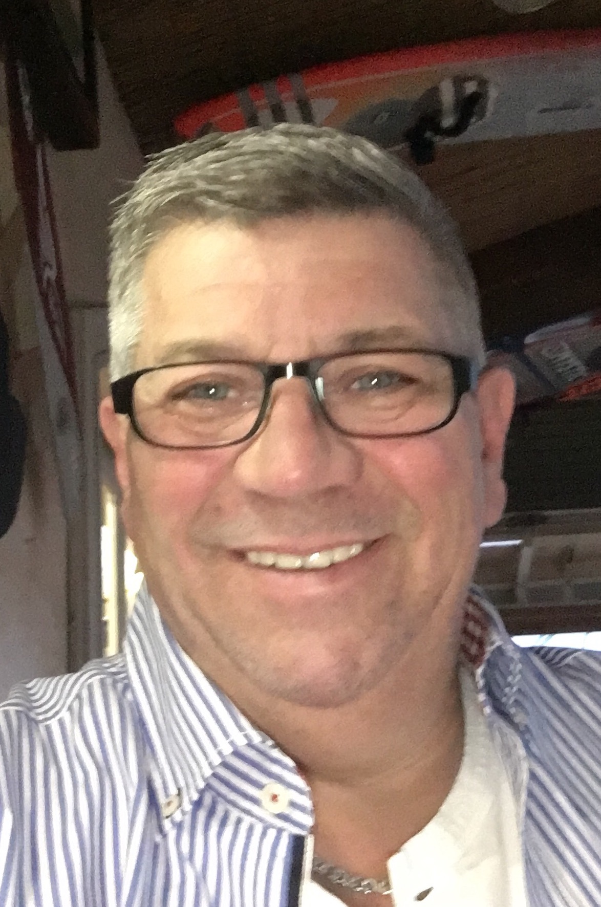 Frank Hollmann (0171/3225555)
seit über 15 Jahren Fahrschullehrer der Klassen B und BE. 
Verheiratet. 
Hobbys: Autos, Familie, Reisen und Handwerken.